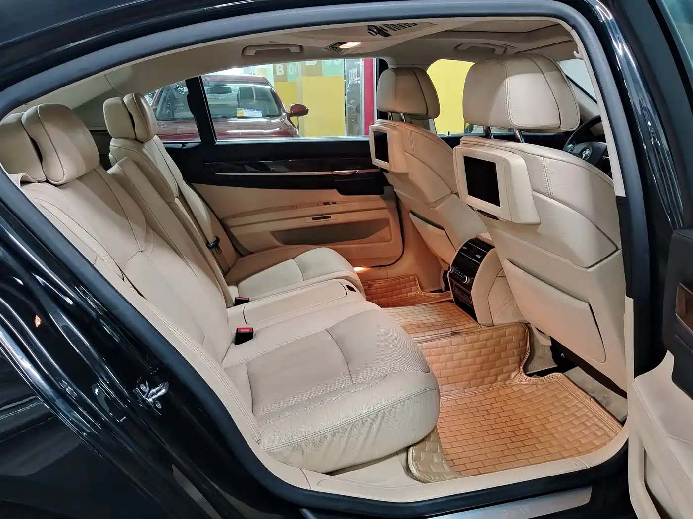 BMW 7 Series 2009 Model 740Li Leading Edition фото 10
