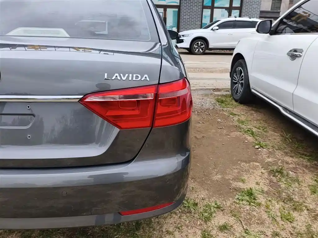 Volkswagen Lavida 2013 Facelift Classic 1.6L Automatic Comfort фото 8