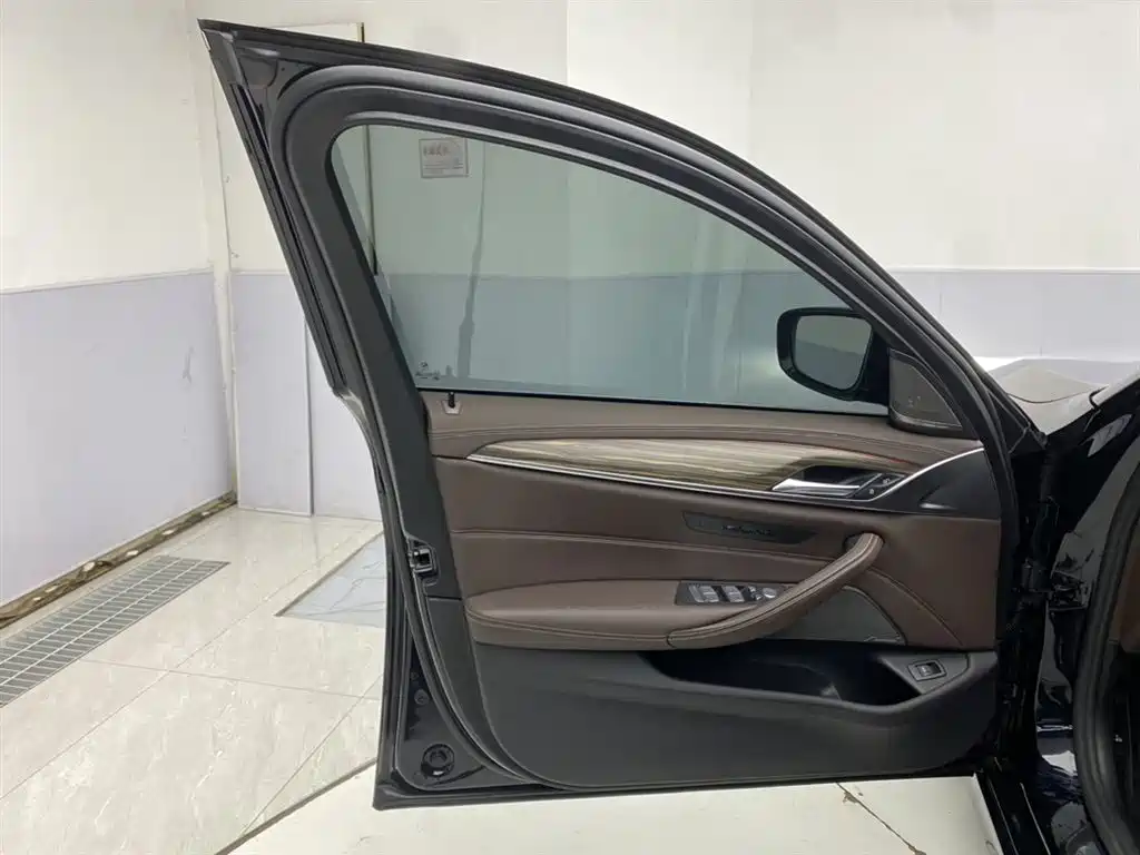 BMW 5 Series 2023 530Li Leading Luxury Package фото 25