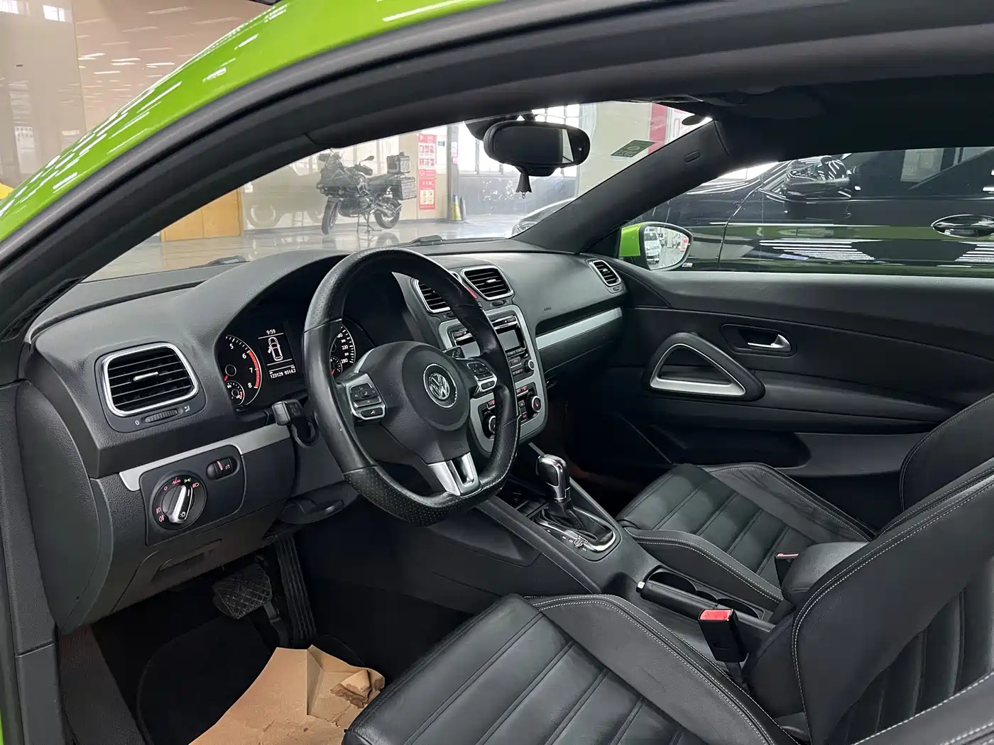 Volkswagen Scirocco 2011 2.0TSI Luxury фото 8