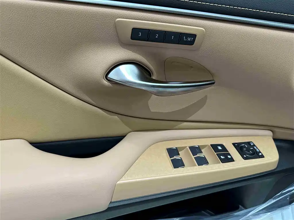 Lexus ES 2025 200 Ultimate Edition фото 5