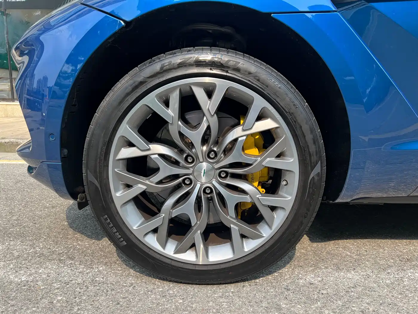 ASTON MARTIN DBX