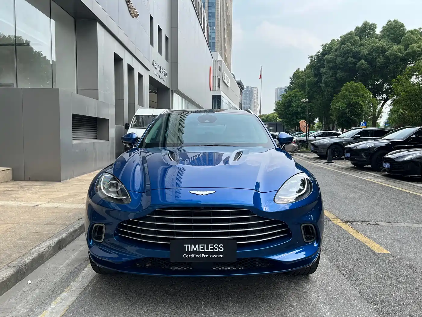 ASTON MARTIN DBX