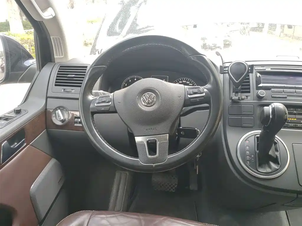 Volkswagen Multivan 2012 2.0TSI 2WD Luxury Edition фото 3