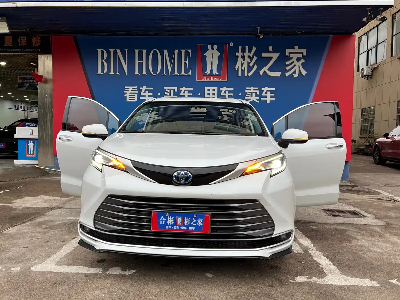 Toyota Sienna 2023 2.5L Hybrid Luxury Edition фото 13
