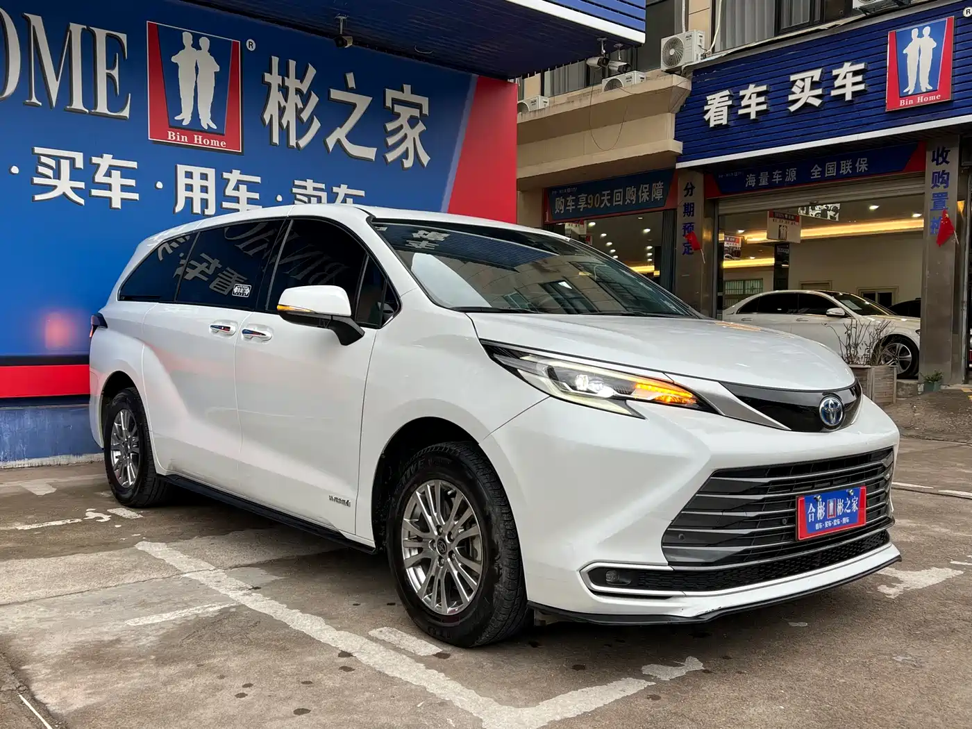 Toyota Sienna 2023 2.5L Hybrid Luxury Edition фото 2