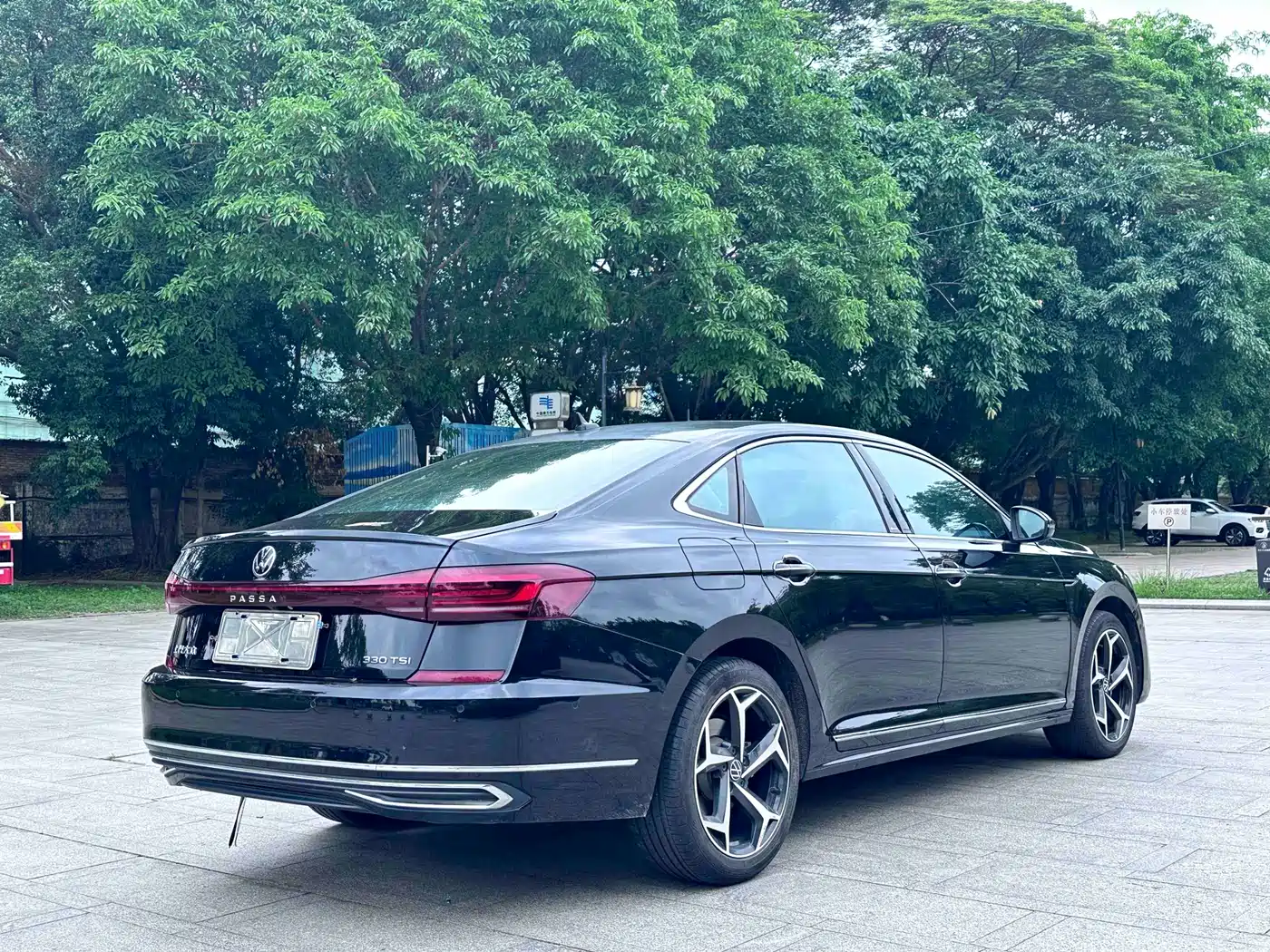 Volkswagen Passat 2023 330TSI Starlight Luxury Edition фото 12