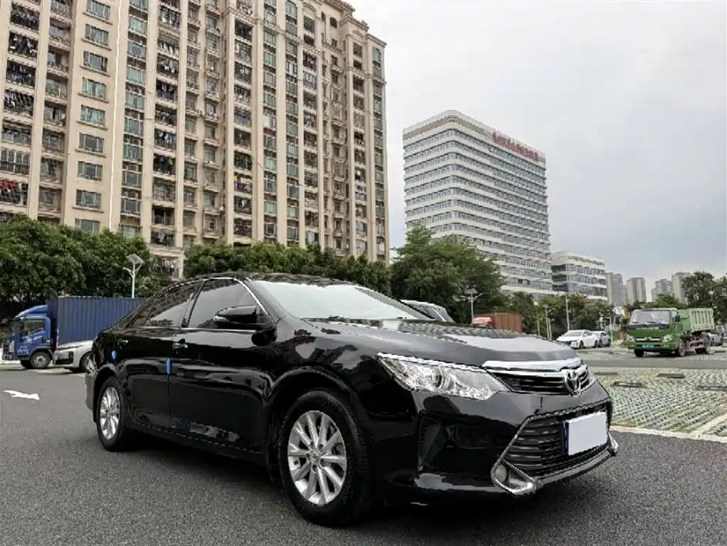 Toyota Camry 2016 2.0E 10th Anniversary Elite Edition фото 3