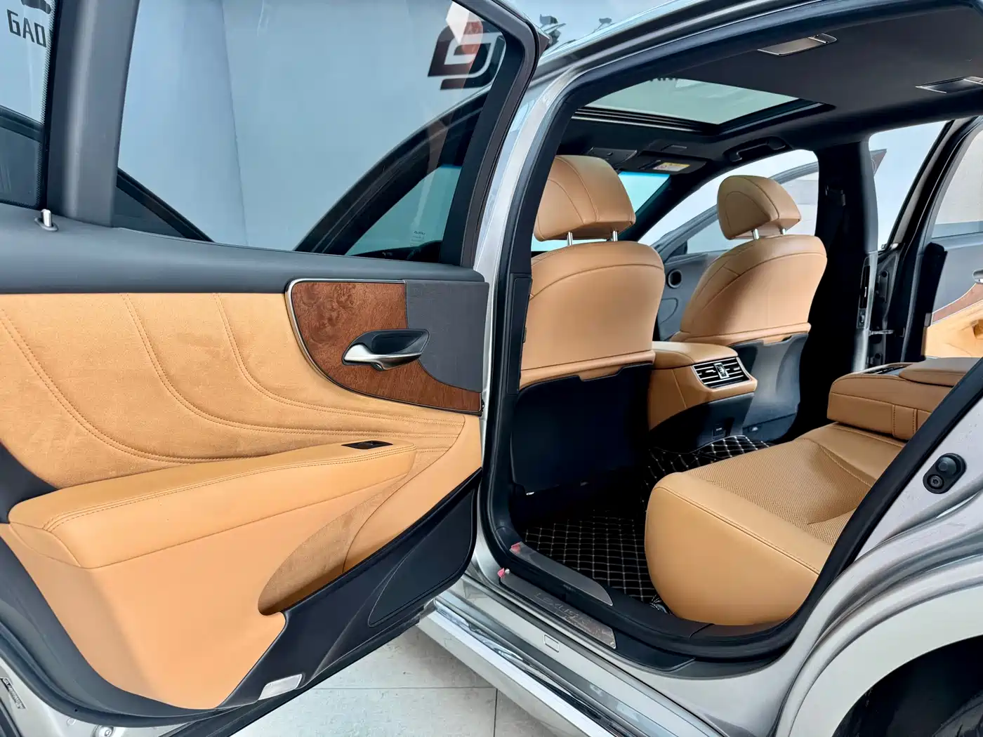 Lexus LS 2021 500h Excellence Edition фото 12
