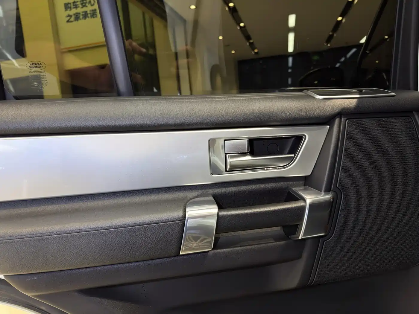Land Rover Discovery 2016 3.0 SC Gloss Black Collector's Edition HSE фото 12