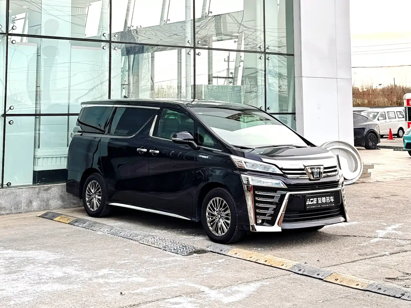 Toyota Vellfire 2021 Crown Hybrid 2.5L HV Supreme Edition фото 3
