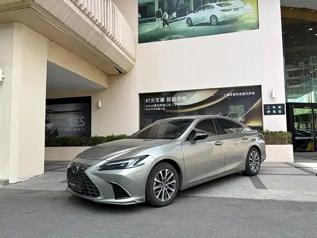 Lexus ES 2025