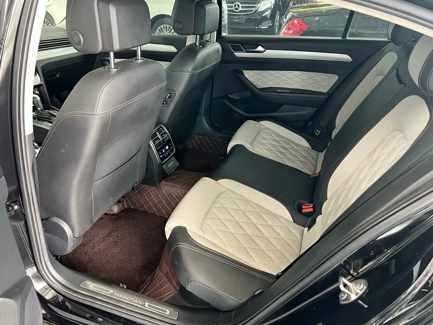 Volkswagen Magotan 2023 Model 2 Million Commemorative Edition 330TSI DSG Luxury фото 12