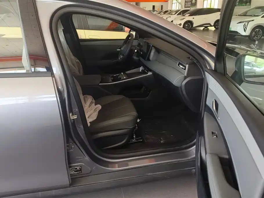 BYD Qin PLUS 2026 DM-i Smart Edition 128KM Progressive фото 8