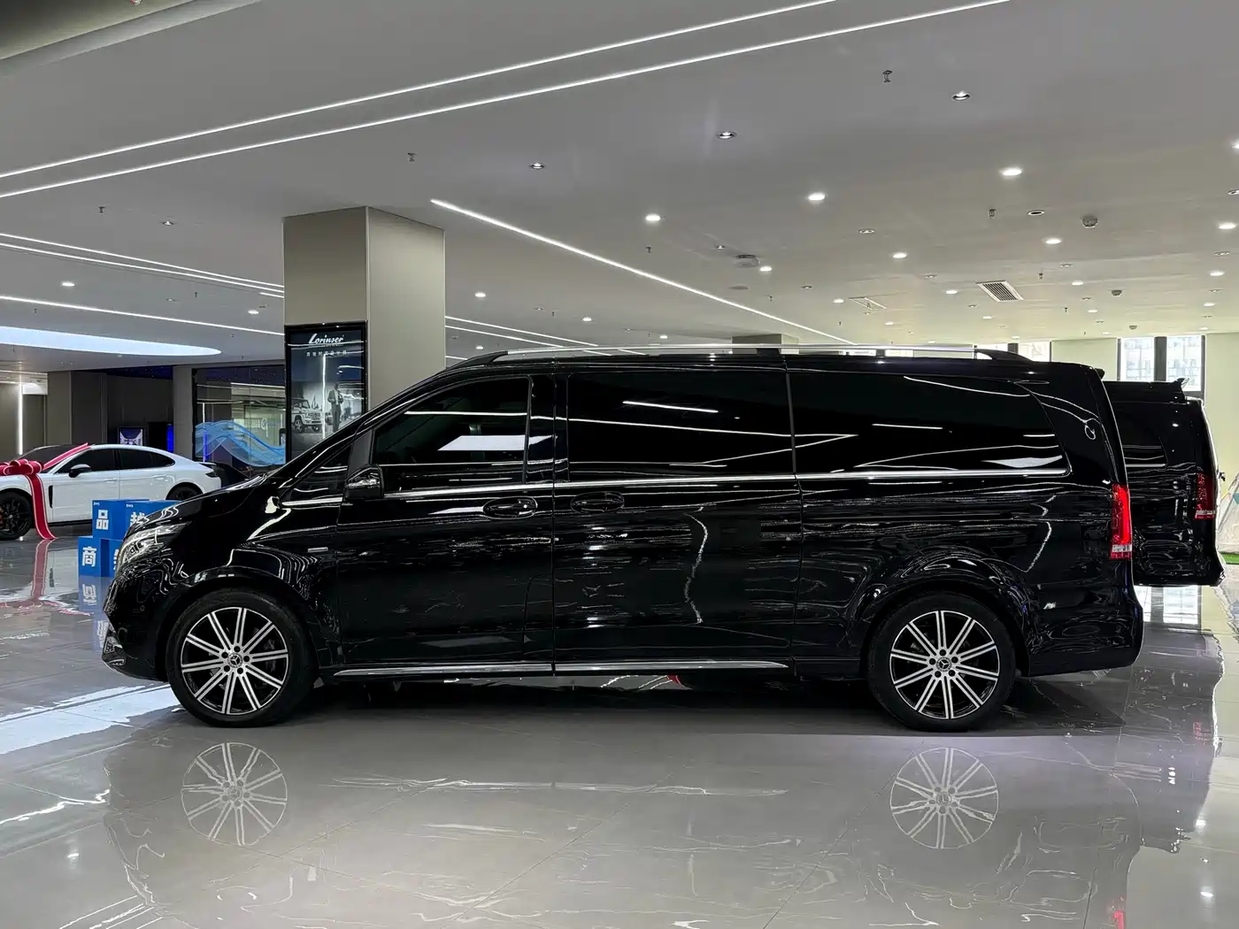 Mercedes-Benz V-Class 2022 V 260 L Long Wheelbase Luxury Edition фото 3