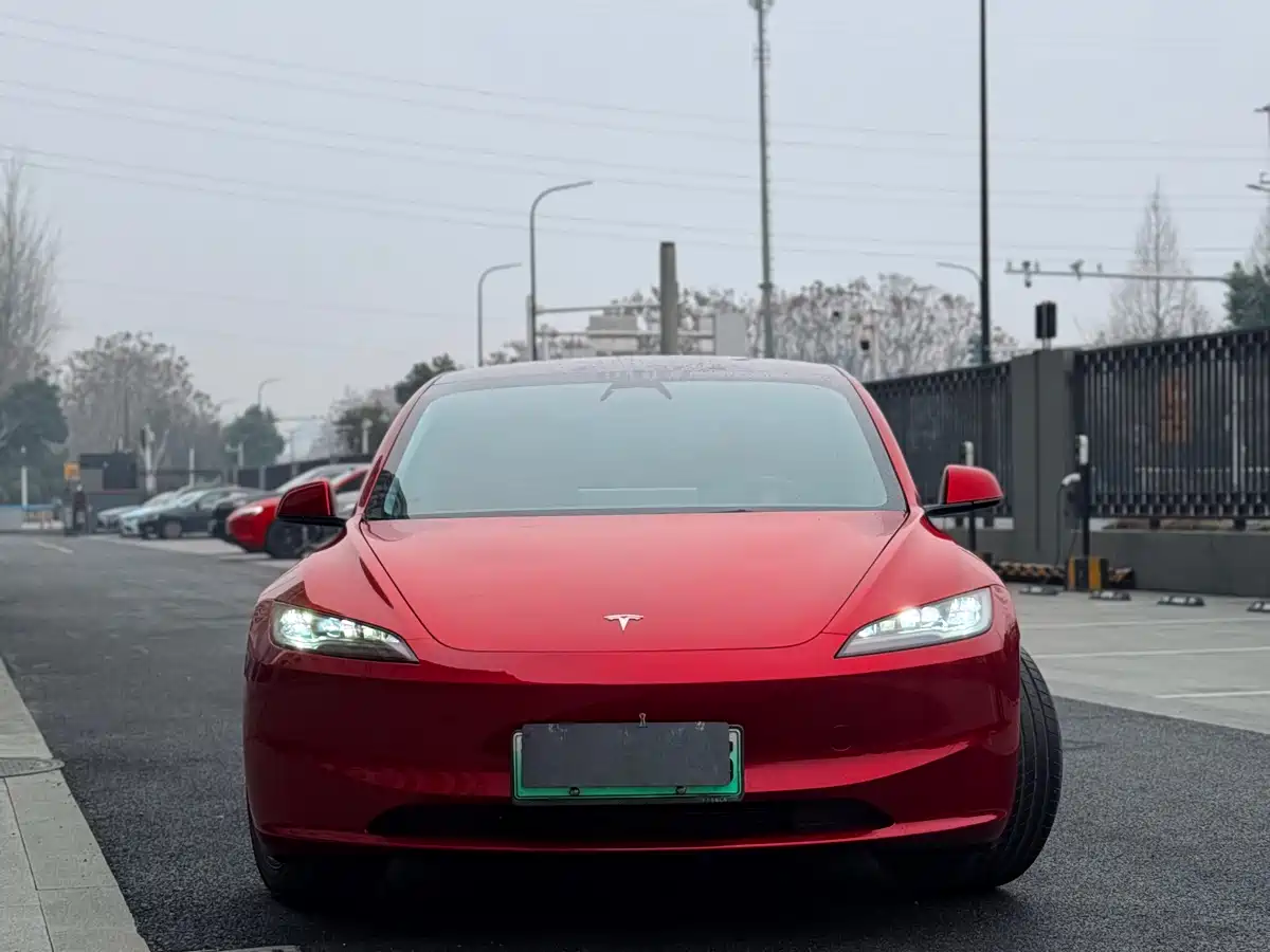 TESLA MODEL 3