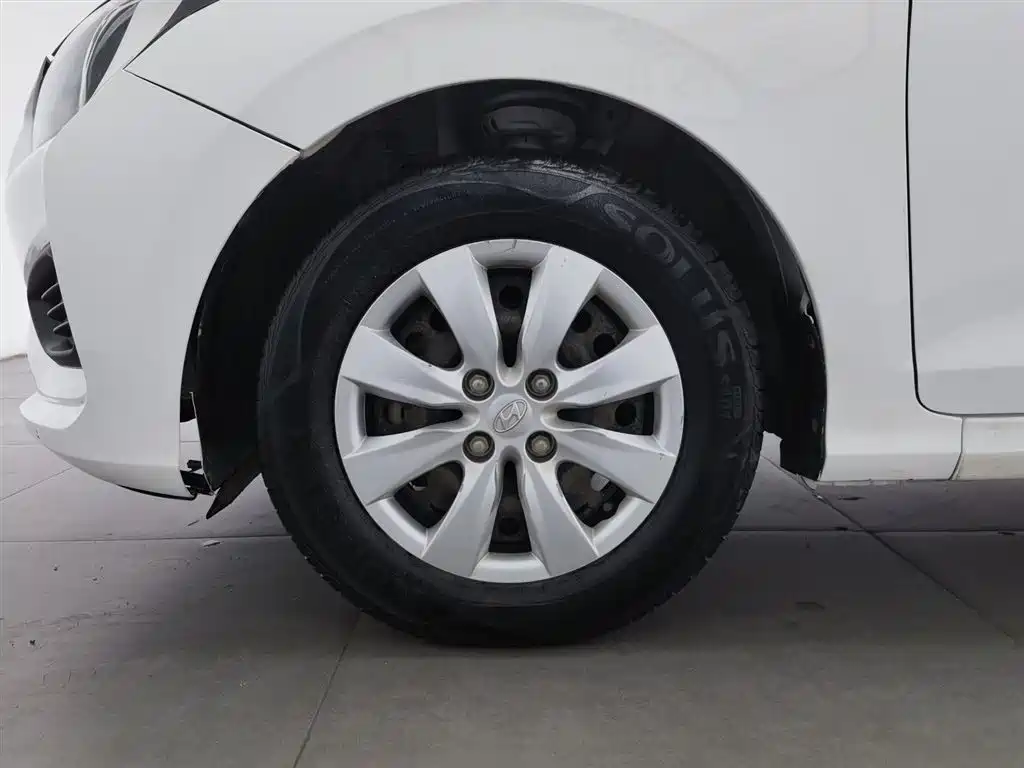 Hyundai Verna 2017 1.4L Manual Renewal Edition China VI фото 17