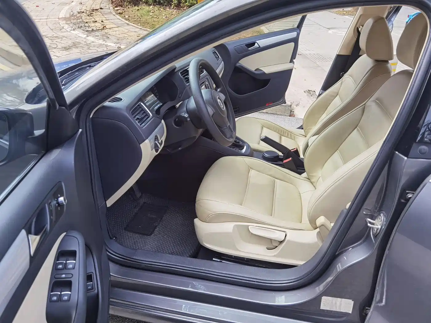 Volkswagen Sagitar 2012 Model 1.6L Automatic Fashion фото 11