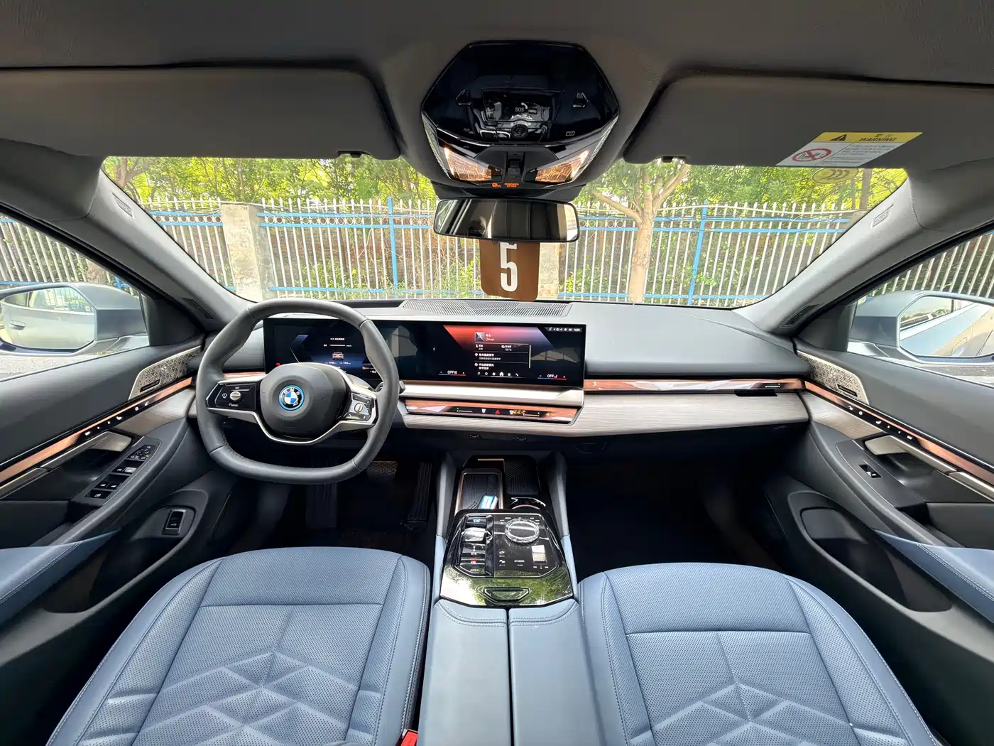 BMW i5 2025 xDrive 50L Luxury Package фото 5
