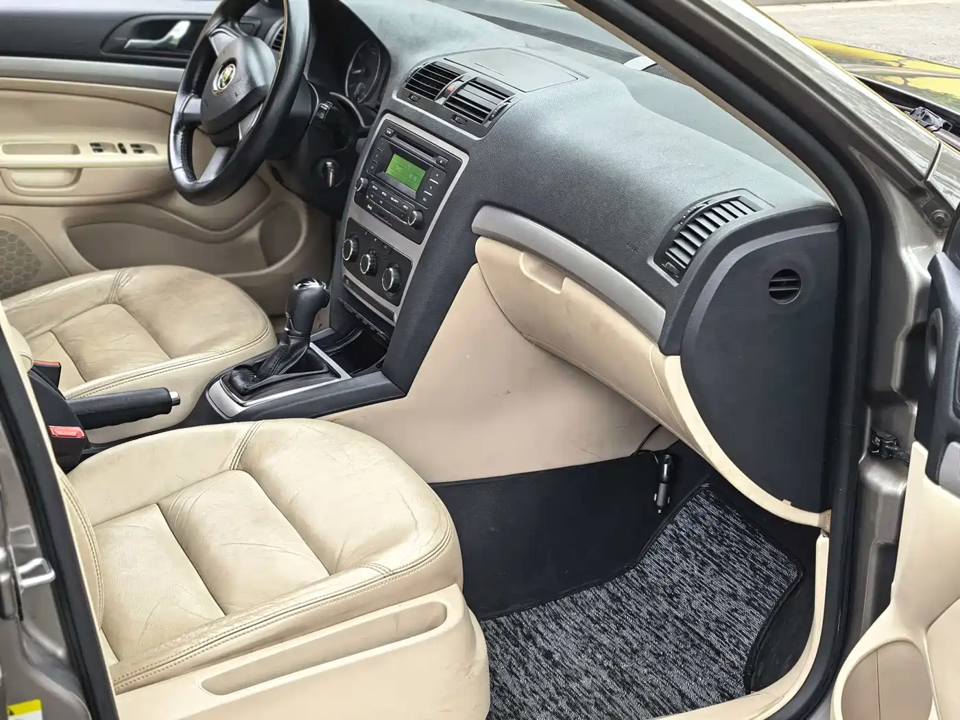 Škoda Octavia 2015 Classic 1.6L Automatic Elite Edition фото 7