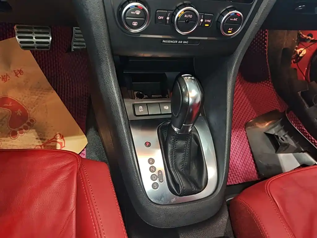 Volkswagen Golf (Import) 2012 1.4TSI Luxury Convertible Edition фото 14
