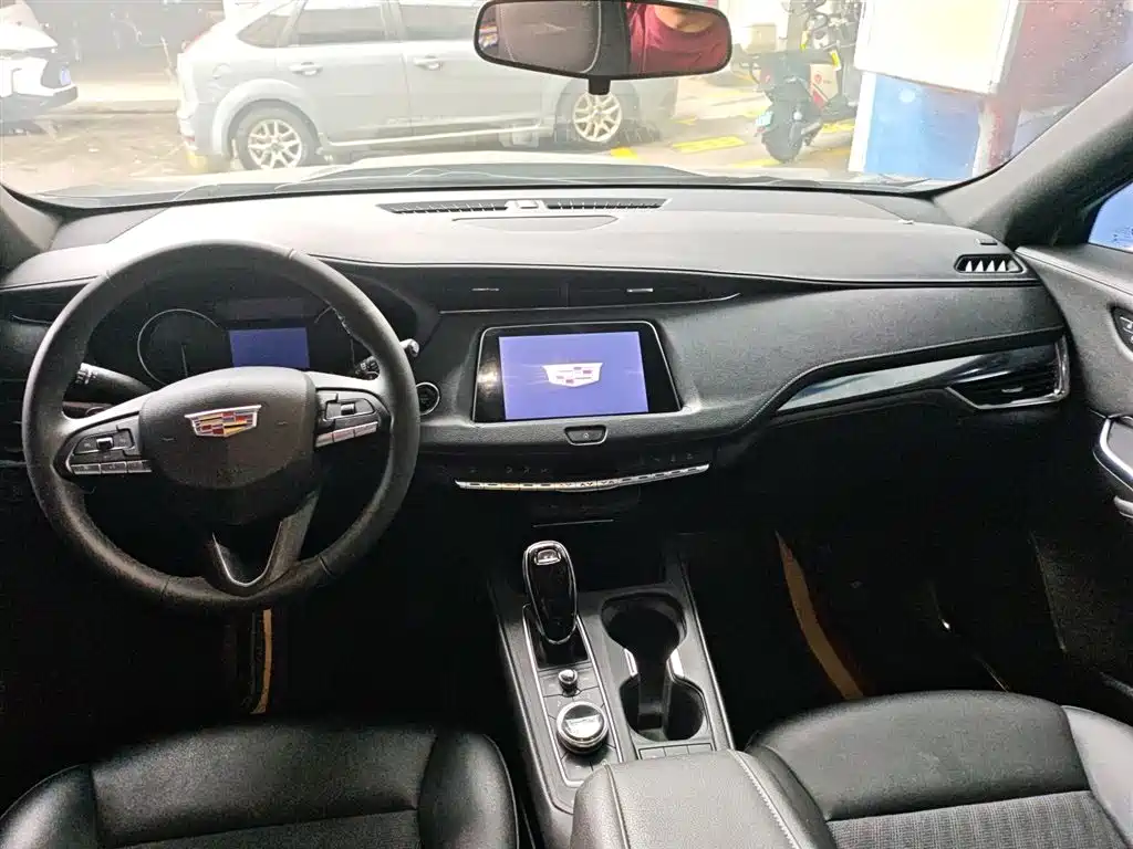 CADILLAC XT4