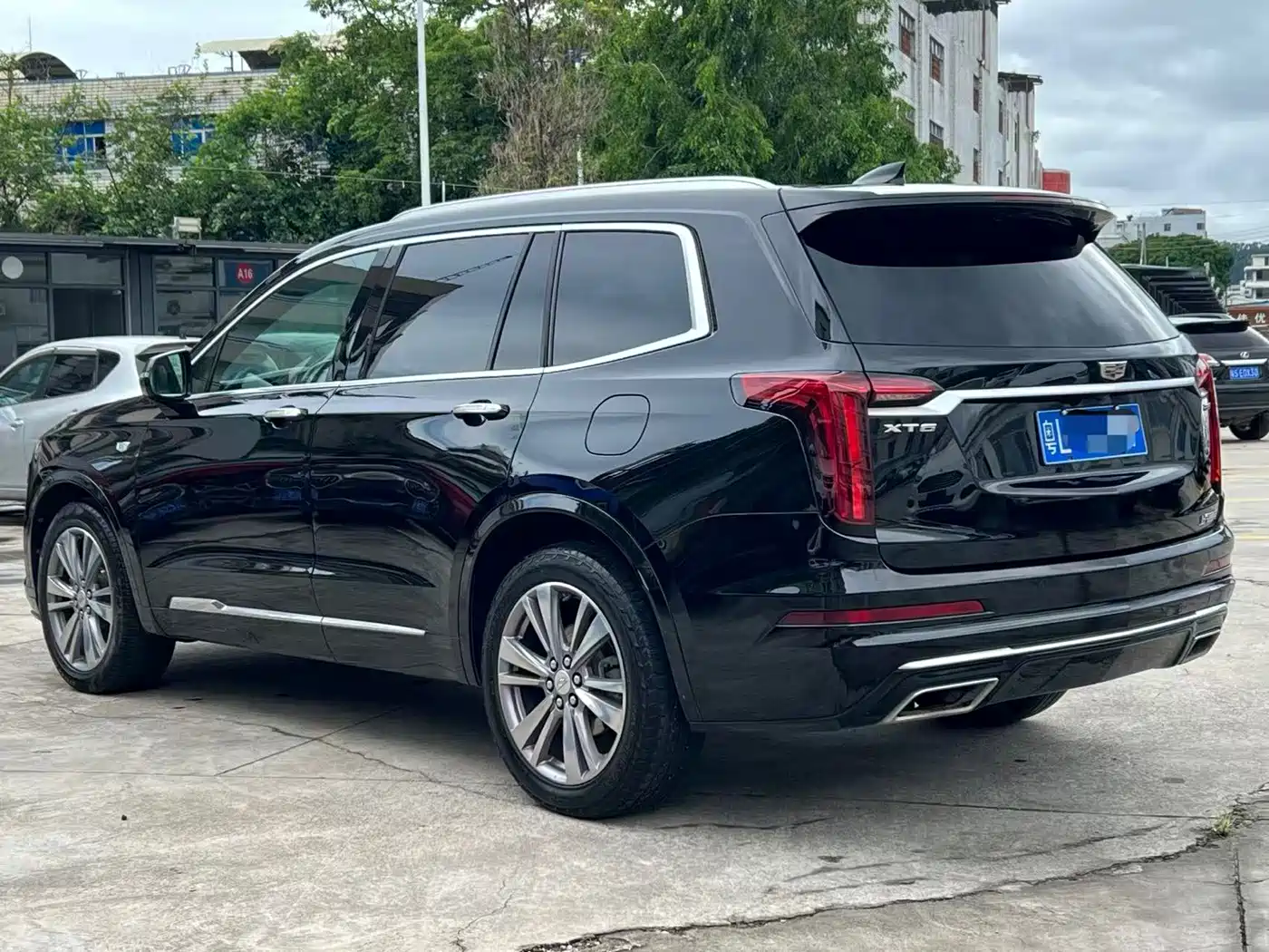 Photo 12 - Cadillac XT6