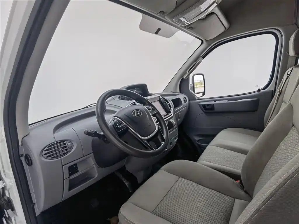 SAIC Maxus Xintu V80 2020 2.5T Manual Classic City Delivery King Short Wheelbase Medium Roof 2/3-seater фото 5