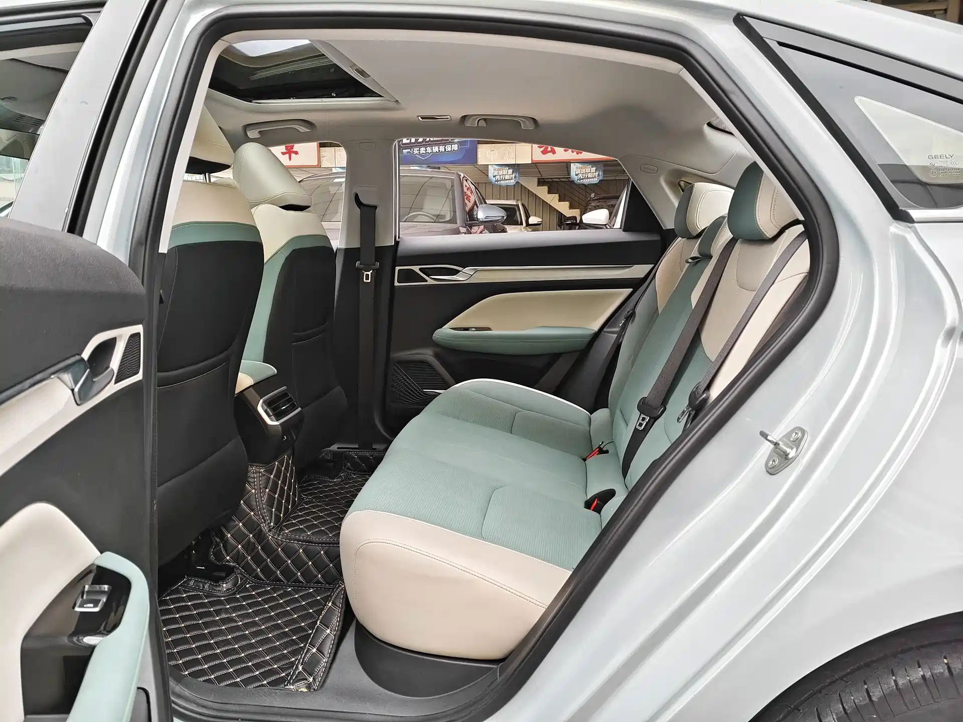 Photo 7 - Geely Emgrand L HiP
