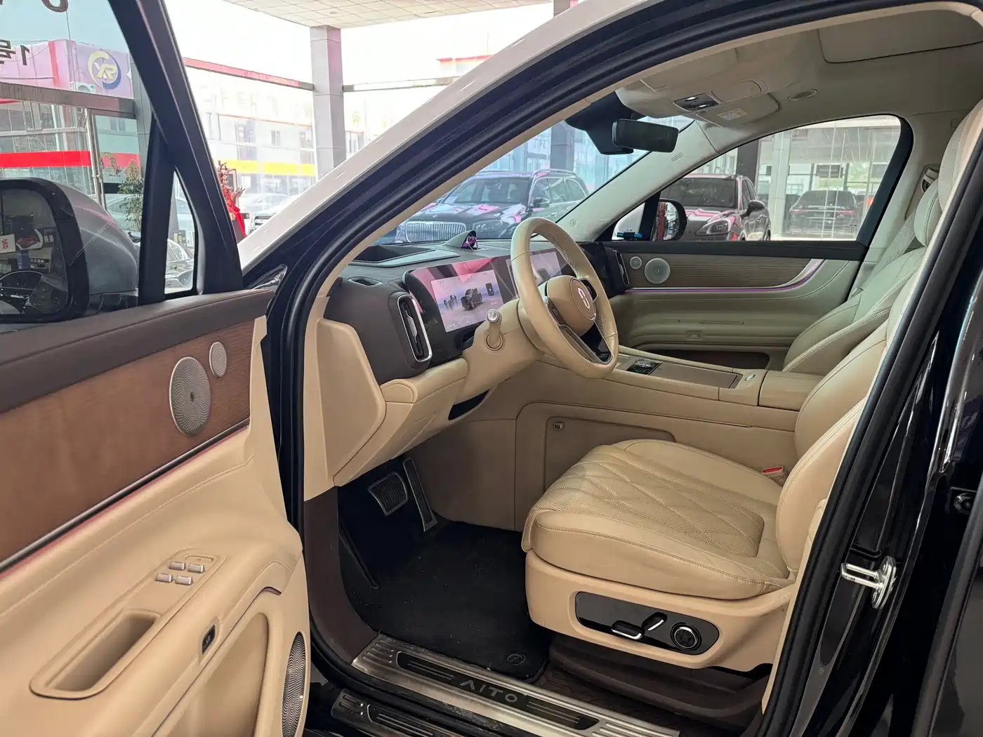 AITO Wenjie AITO M9 2024 Extended Range Ultra 42kWh 6-Seater фото 7