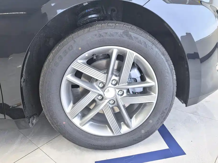 Hongqi E-QM5 2026 2025 610km PLUS