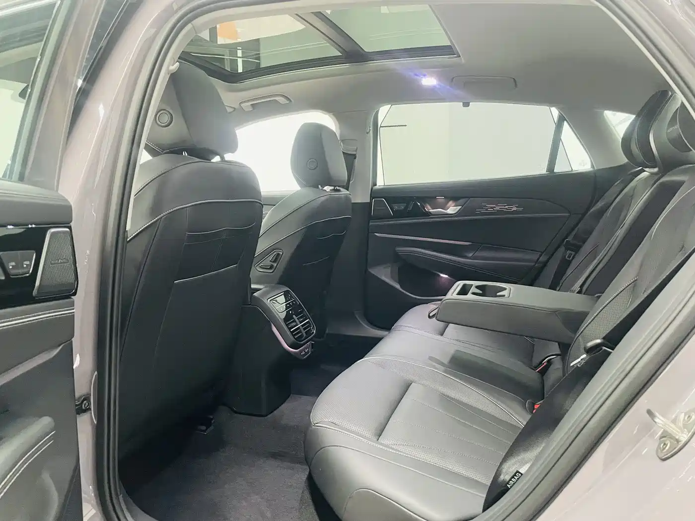 Volkswagen Passat 2025 Pro 380TSI Dragon Prestige Edition фото 11