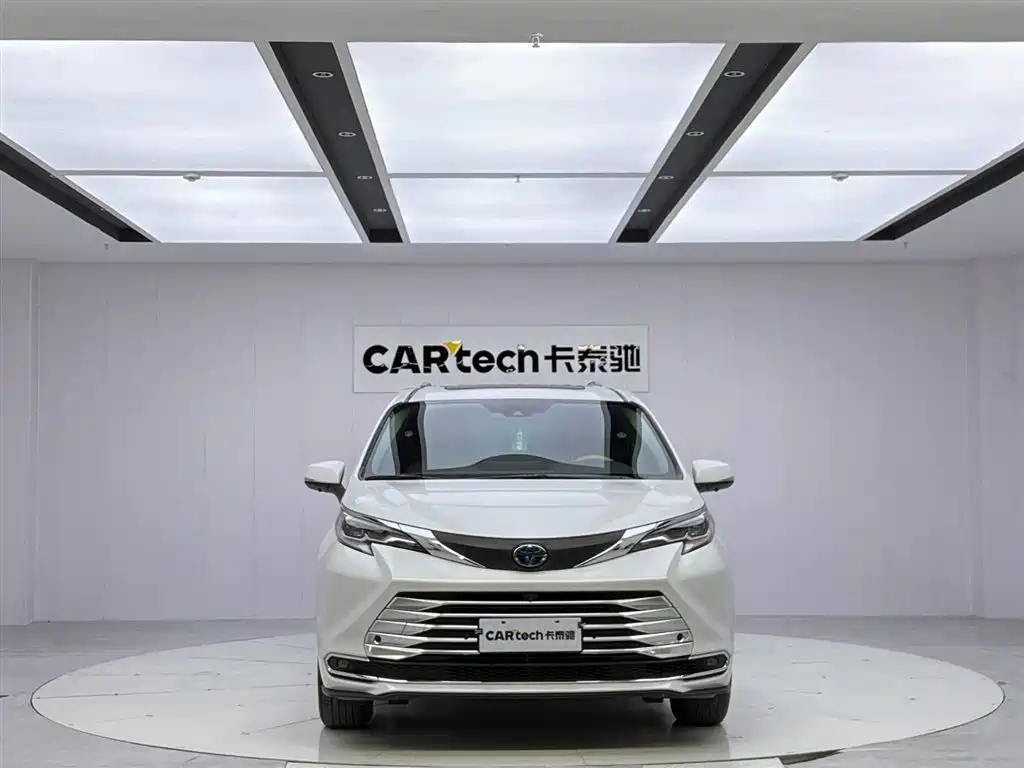 Toyota Sienna 2023 2.5L Hybrid Comfort Edition фото 8