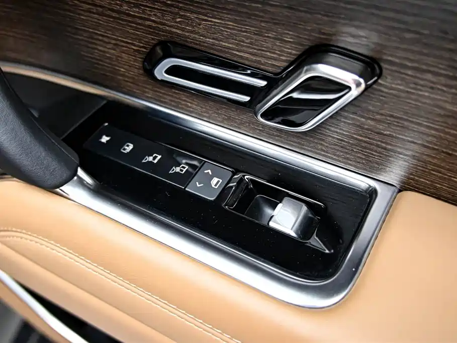 Land Rover Range Rover 2023 3.0 L6 360PS Golden Age Edition фото 25