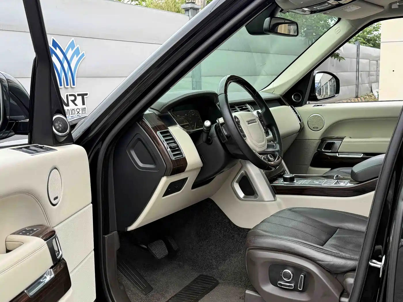 Land Rover Range Rover 2015 3.0 TDV6 Vogue SE Genesis Extended Edition фото 6