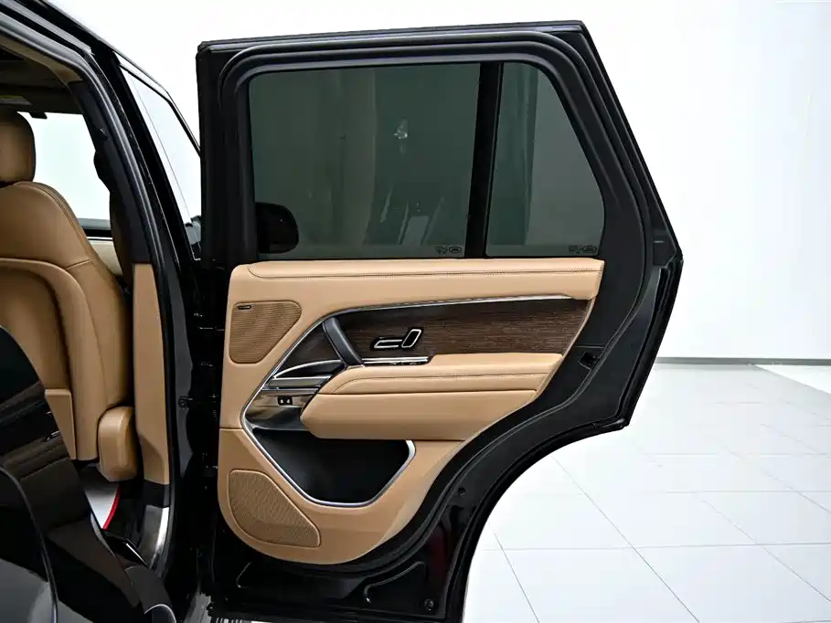 Land Rover Range Rover 2023 3.0 L6 360PS Golden Age Edition фото 20