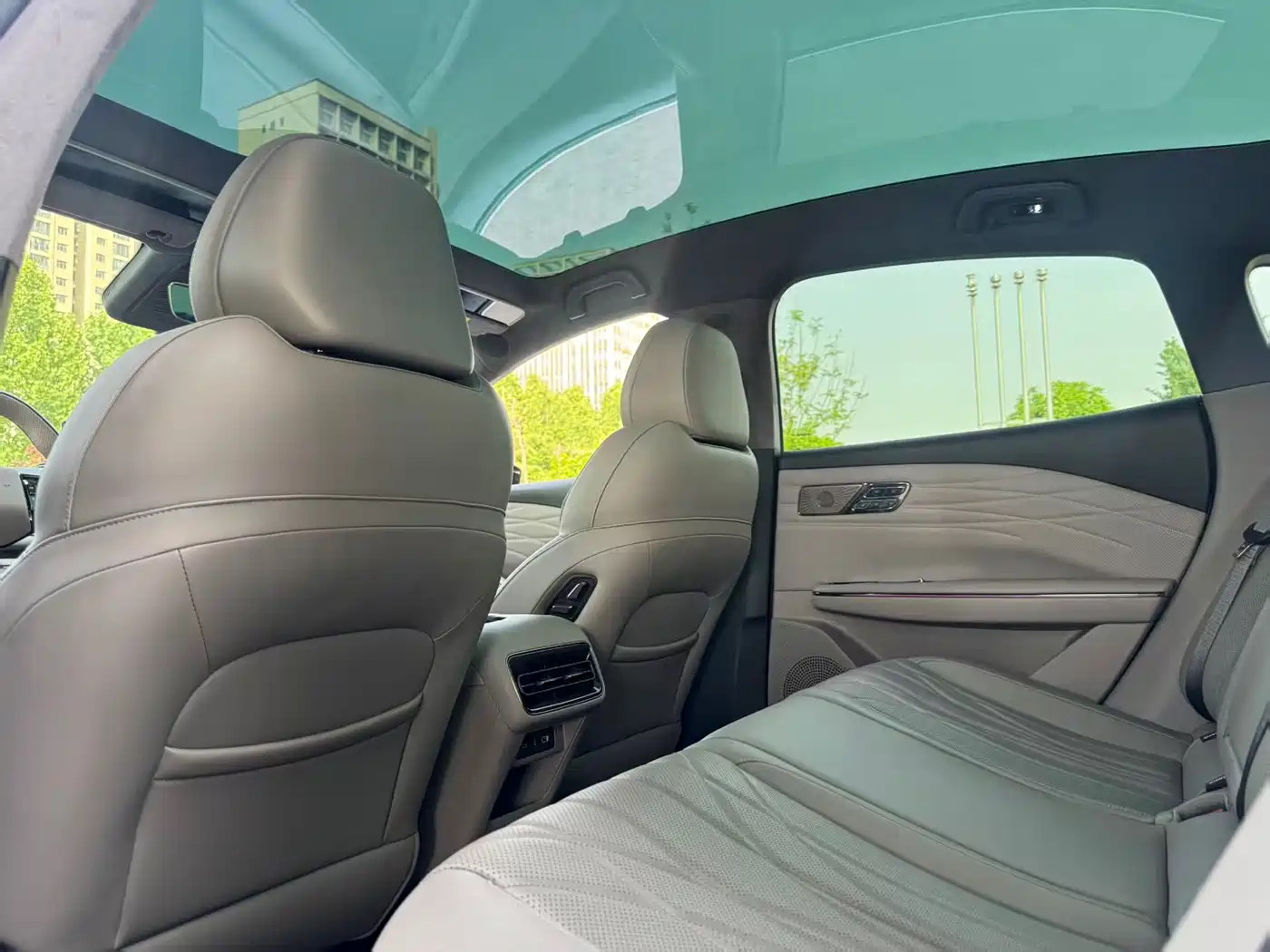 Geely Galaxy Galaxy Xingyao 8 2025 60km EM-i Luxury Edition фото 3
