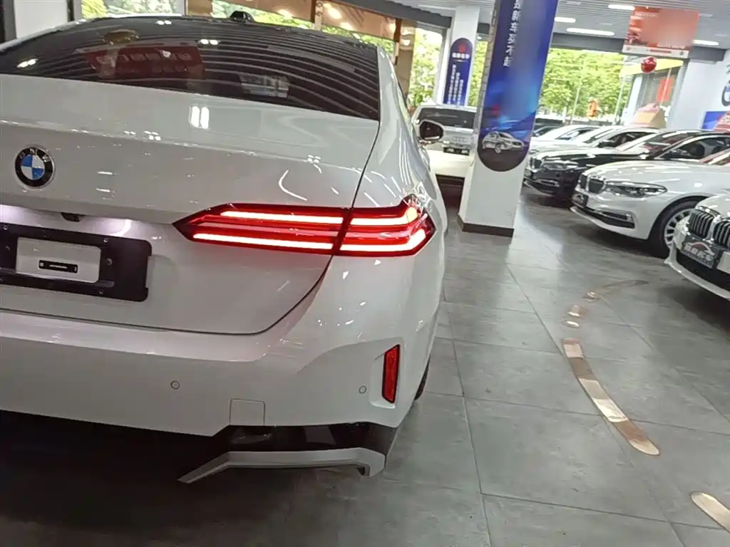 BMW 5 Series 2024 525Li M Sport Package фото 8