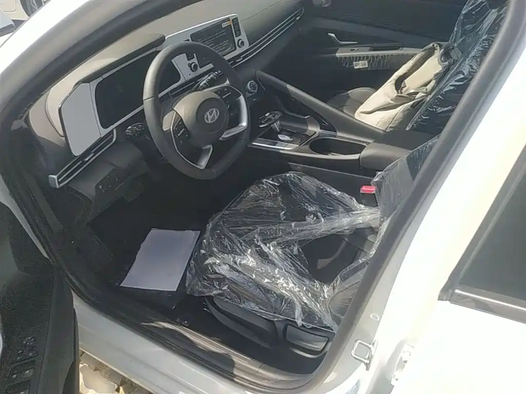 Hyundai Elantra 2023 1.5L CVT GLX Elite Edition фото 15