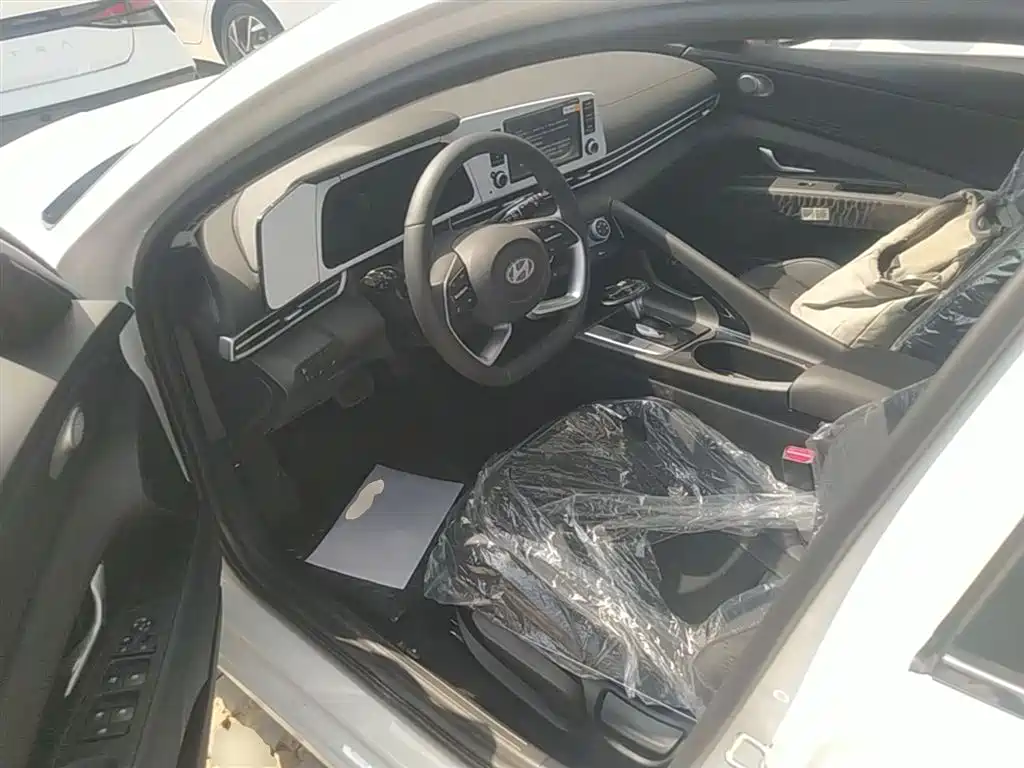 Hyundai Elantra 2023 1.5L CVT GLX Elite Edition фото 16