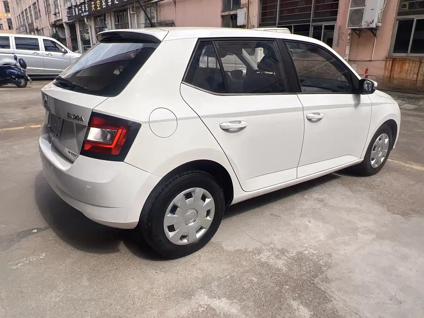 Škoda Fabia 2015 1.4L Automatic Pioneer Edition фото 4