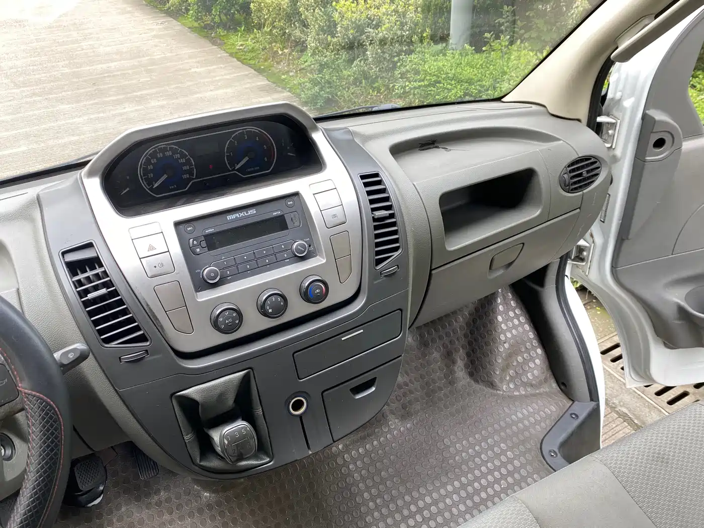SAIC Maxus Xintu V80 2011 Model 2.5T Short Wheelbase Medium Roof Transport Elite Edition фото 11