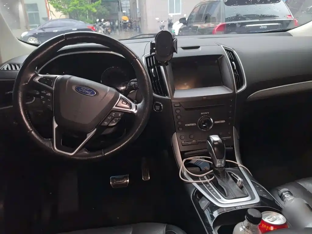 Фото 13 - Ford Edge