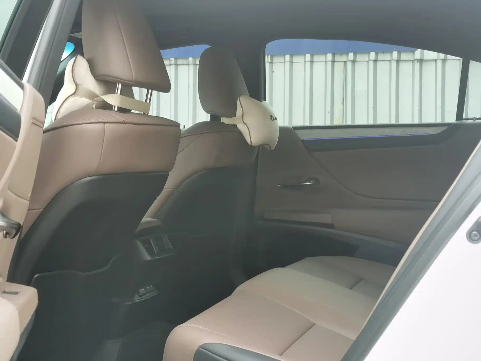 Photo 9 - Lexus ES