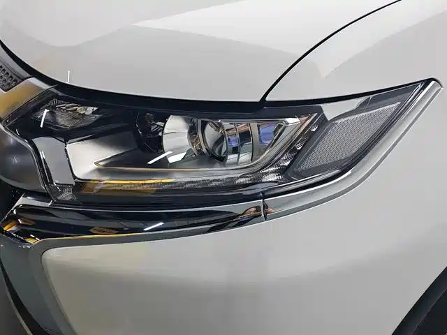 Mitsubishi Outlander 2020 2.0L 2WD Premium 5-seater фото 19
