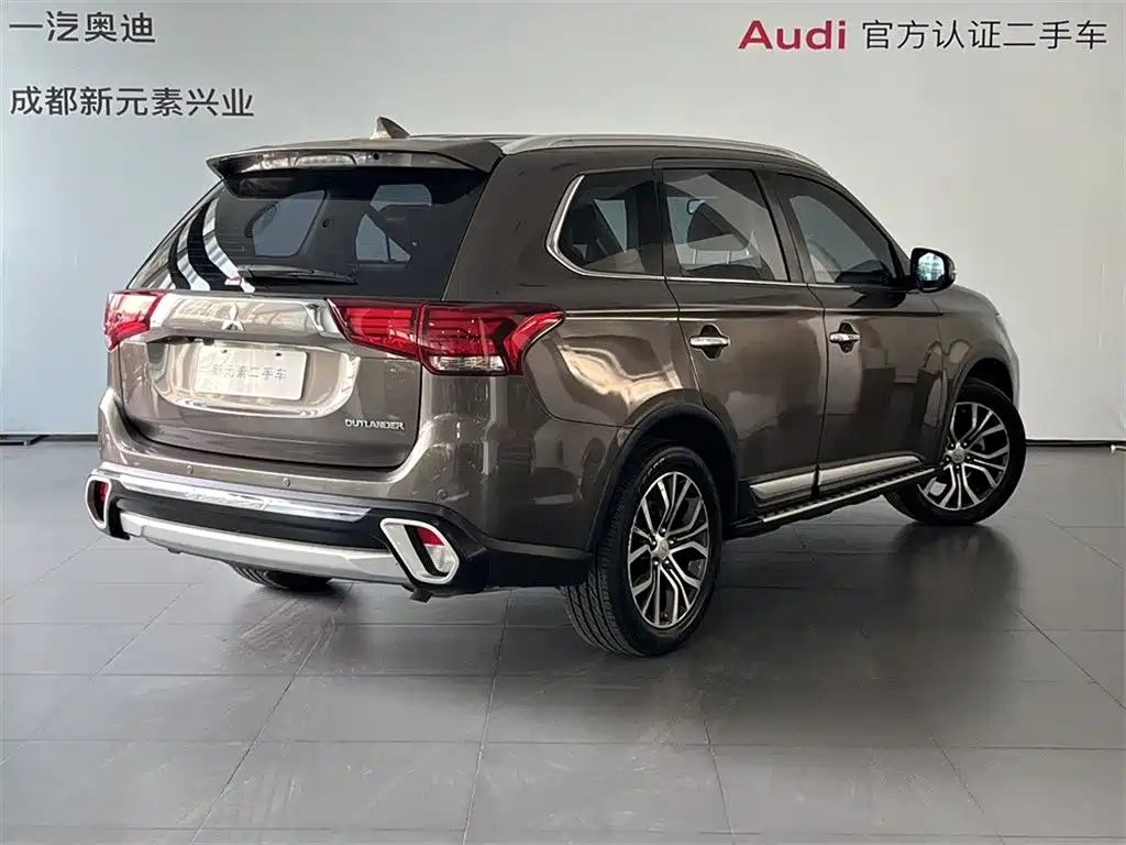 Mitsubishi Outlander 2016 2.4L 4WD Luxury Edition 7-seater фото 4