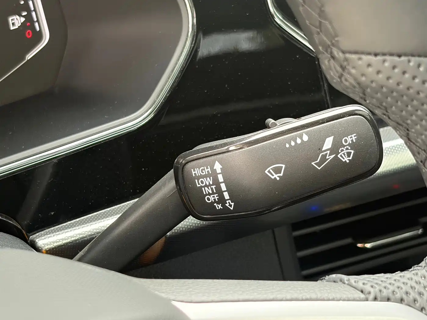 Volkswagen Passat 2025 Outstanding 380TSI Starlight Dragon Soaring Edition фото 12