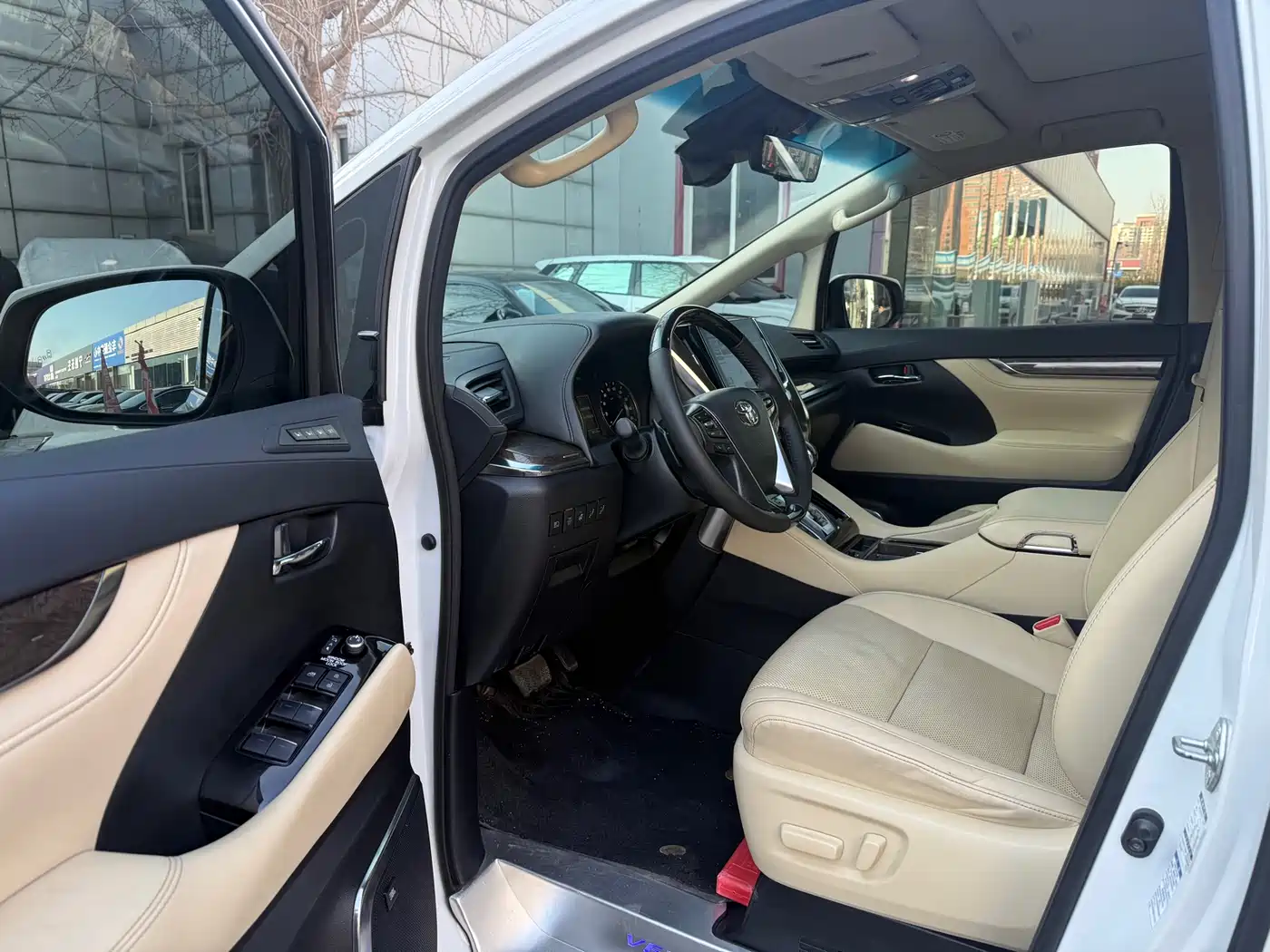 Toyota Vellfire 2021 Crown Hybrid 2.5L HV Supreme Edition фото 4