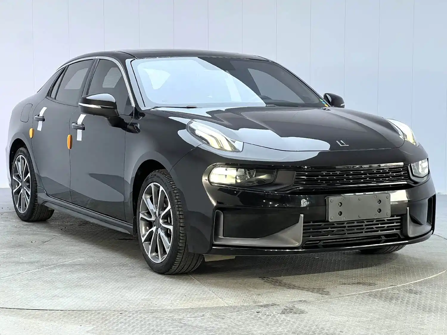 صورة 2 - Lynk & Co 03