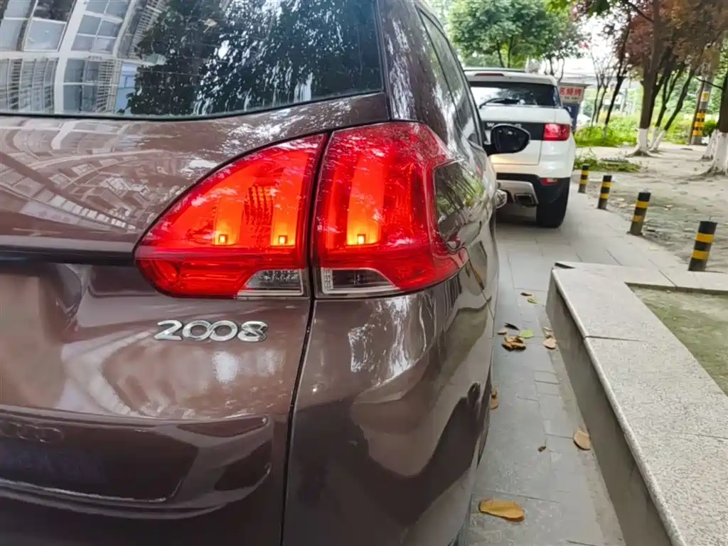 Peugeot 2008 2014 1.6L Automatic Fashion Edition фото 8